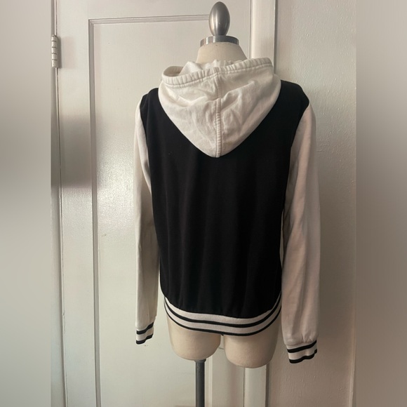 Forever 21 M varsity letterman jacket
Size Medium - Picture 5 of 8